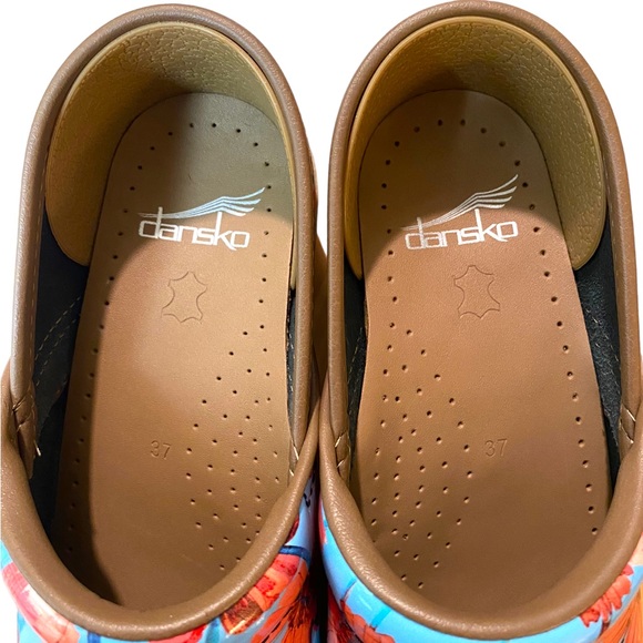 FINAL PRICE-Dansko New Women's Professional Clogs Poppies
Patent Leather - Picture 10 of 12